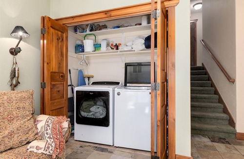 Four O'Clock House | Mountain Living at its Finest! Ski-In-and-Out, nPvt Hort Tub, Jacuzzi, Sleeps 9