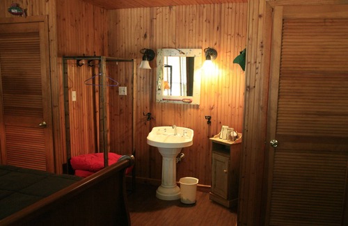 Utica House | Mountain Lodge-Standard-Queen-Private Bathroom ( no pet )