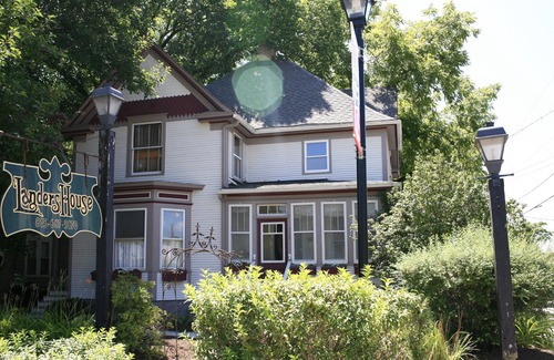 Utica House | Mountain Lodge-Standard-Queen-Private Bathroom ( no pet )
