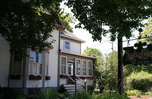 Utica House | Mountain Lodge-Standard-Queen-Private Bathroom ( no pet )