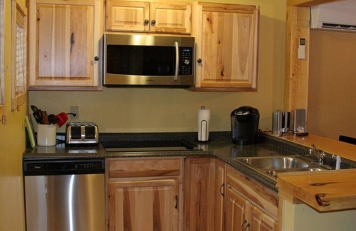 Intervale Condo | Mountain Lodge Style Fully Applianced Condo Suite, 5 mins from Storyland