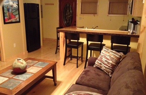 Intervale Condo | Mountain Lodge Style Fully Applianced Condo Suite, 5 mins from Storyland