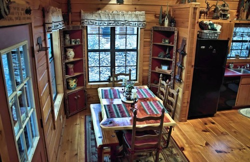 Murphy Cabin | Mountain Log Cabin in Woods with Fiber Wi-Fi & 1st Responder/Military Discounts!