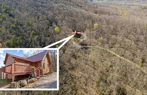 Cleveland Cabin | Mountain Log Cabin W/hot tub - 10 min From Helen, GA - Pet Friendly