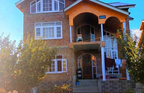 Srinagar House | Mountain Majesty