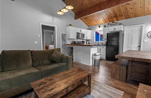 Big Bear Lake House | Mountain Memories - Greatly located in a quiet neighborhood! Beautiful porch and a fenced backyard!