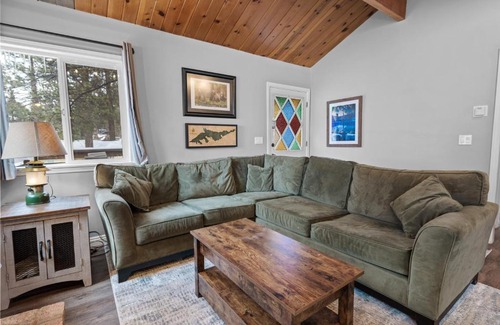 Big Bear Lake House | Mountain Memories - Greatly located in a quiet neighborhood! Beautiful porch and a fenced backyard!