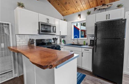 Big Bear Lake House | Mountain Memories - Greatly located in a quiet neighborhood! Beautiful porch and a fenced backyard!