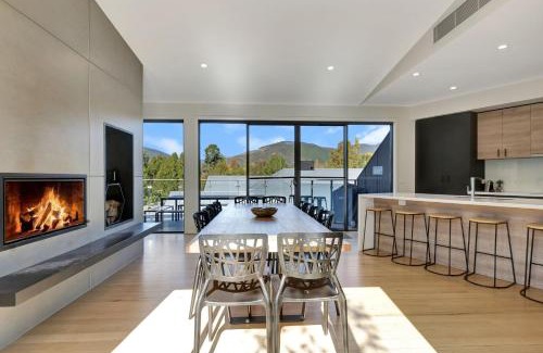 Bright House | Mountain Mist Retreat - 5 Bedrooms