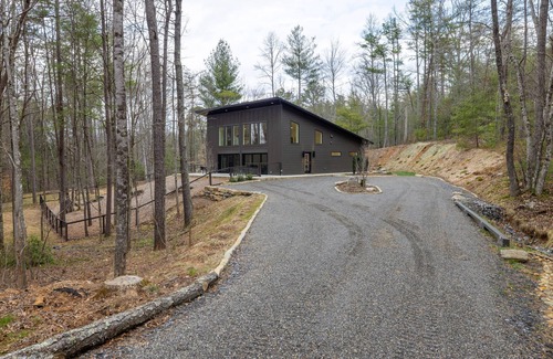Fairview House | Mountain Modern Hideaway perfectly located 20 minutes from Asheville