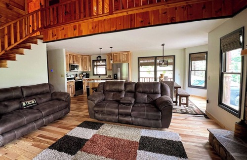 Walnut Mountain Cabin | Mountain Oak | Year-Round Mountain Views