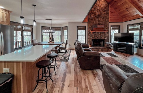 Walnut Mountain Cabin | Mountain Oak | Year-Round Mountain Views