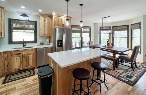 Walnut Mountain Cabin | Mountain Oak | Year-Round Mountain Views