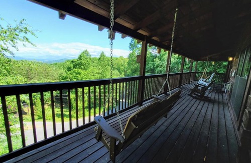 Gatlinburg - Pigeon Forge House | Mountain Paradise Mountain Views, Hot Tub & Free Attraction Tickets
