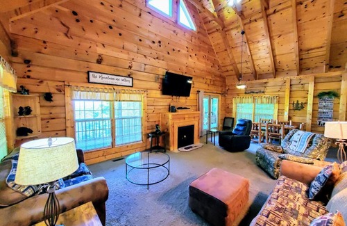 Gatlinburg - Pigeon Forge House | Mountain Paradise Mountain Views, Hot Tub & Free Attraction Tickets