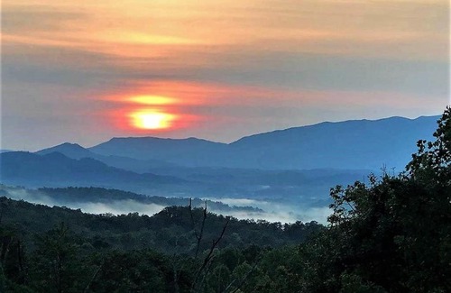 Gatlinburg - Pigeon Forge House | Mountain Paradise Mountain Views, Hot Tub & Free Attraction Tickets