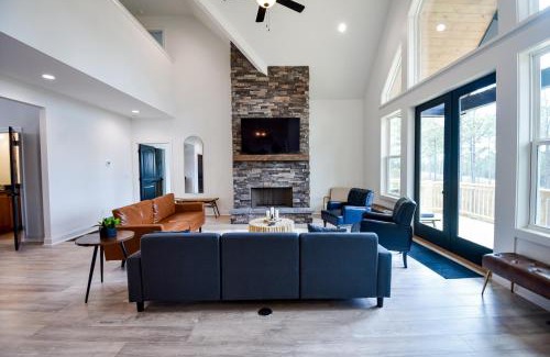 Ellijay House | Mountain Peak Lodge: Where Games and Views Meet