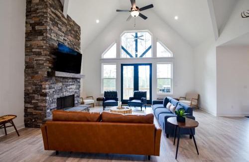 Ellijay House | Mountain Peak Lodge: Where Games and Views Meet