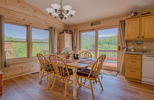 Maggie Valley Cabin | 'Mountain Peeks', wonderful views, pet friendly, great interior