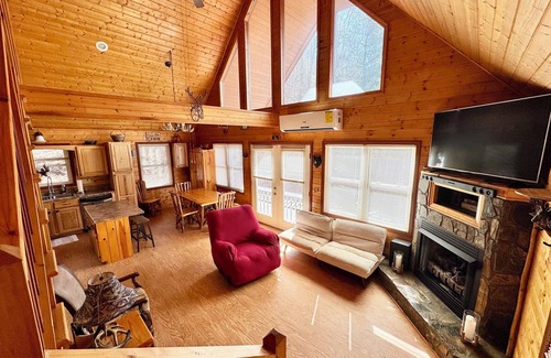 Grassy Creek Cabin | Mountain Retreat Cozy 3-bedroom Cabin - minutes to the New River. Pet friendly!