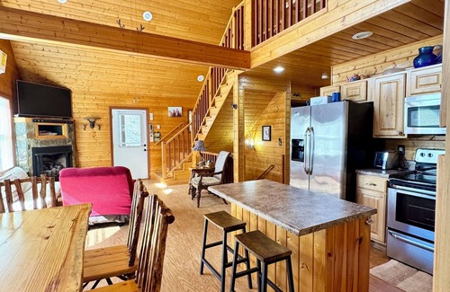 Grassy Creek Cabin | Mountain Retreat Cozy 3-bedroom Cabin - minutes to the New River. Pet friendly!