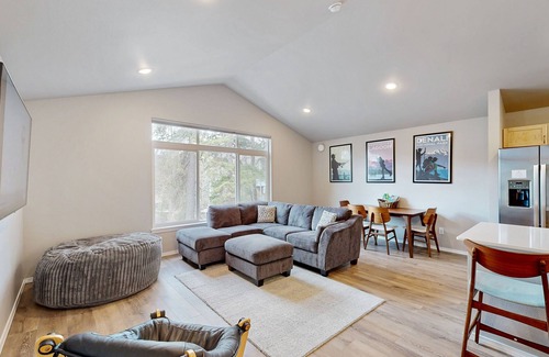 Alyeska House | Mountain retreat near the slopes with grill, full kitchen, & children's games