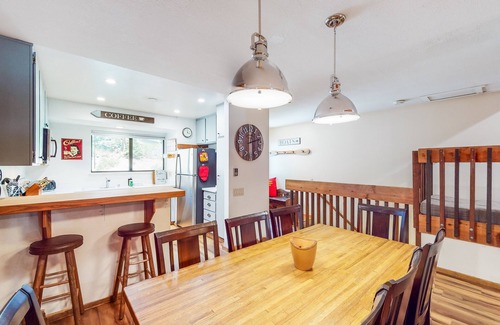 Lakeshore Condo | Mountain retreat near the lake & skiing with deck, shared pool & grill