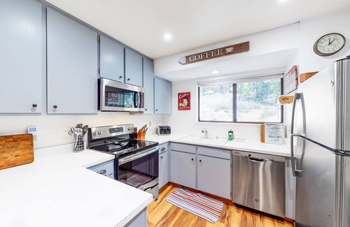 Lakeshore Condo | Mountain retreat near the lake & skiing with deck, shared pool & grill