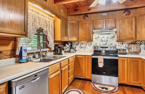 Townsend Cabin | Mountain Retreat with 2 Kings, Loft with Pool Table, Wifi, and minutes from PF
