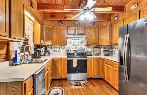 Townsend Cabin | Mountain Retreat with 2 Kings, Loft with Pool Table, Wifi, and minutes from PF