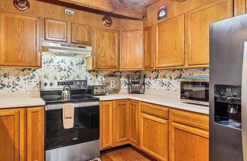Townsend Cabin | Mountain Retreat with 2 Kings, Loft with Pool Table, Wifi, and minutes from PF