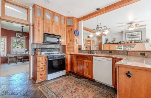 Jefferson County House | Mountain Retreat with Views, Nature and Comfort