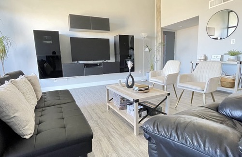 Bakersfield Condo | Mountain side retreat w/ floor to ceiling windows!