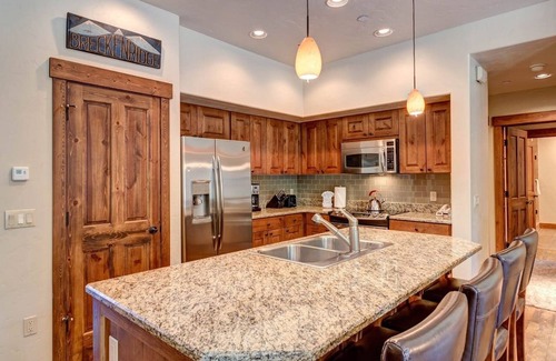 Christie Heights House | Mountain Thunder Condo- 7 Minute Walk to Main Street with Hot Tub, Pool & Sauna
