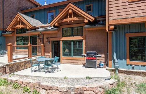 Christie Heights House | Mountain Thunder Condo- 7 Minute Walk to Main Street with Hot Tub, Pool & Sauna