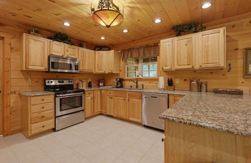 Sautee Nacoochee Cabin | "Mountain Time" luxurious cabin near Helen and Unicoi State Park