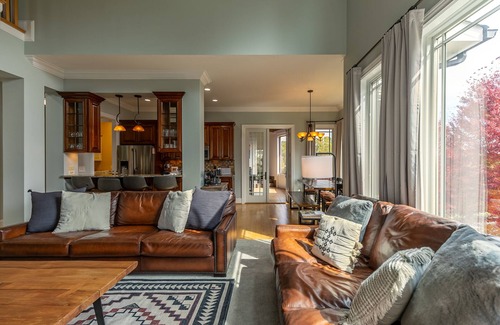 Altamont House | Mountain Top at Linville Falls - Stunning views, hot tub, pet friendly, near Linville Falls Winery!