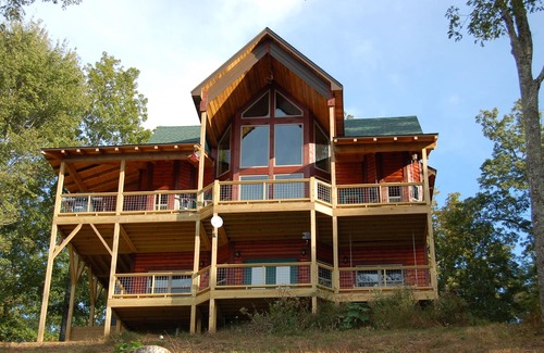 Brasstown Cabin | Mountain Top Cabin 5 minutes from the John C. Campbell Folk School