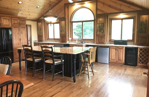 Rabun Gap Cabin | MOUNTAIN TOP RETREAT - STUNNING VIEWS! Hot tub, secluded, family friendly, 5BR!