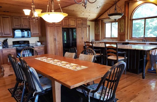 Rabun Gap Cabin | MOUNTAIN TOP RETREAT - STUNNING VIEWS! Hot tub, secluded, family friendly, 5BR!