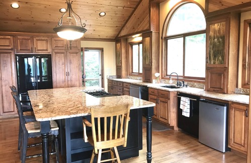Rabun Gap Cabin | MOUNTAIN TOP RETREAT - STUNNING VIEWS! Hot tub, secluded, family friendly, 5BR!