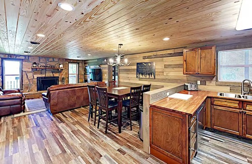 Caton Cabin | Mountain Top View 2 Master BR Centrally Located