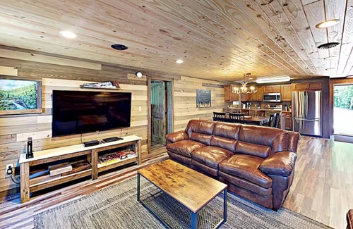 Caton Cabin | Mountain Top View 2 Master BR Centrally Located