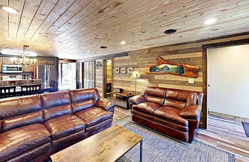 Caton Cabin | Mountain Top View 2 Master BR Centrally Located