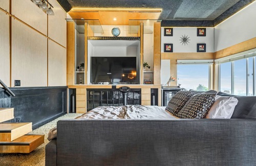Mount Helix Apartment | Mountain top view getaway loft