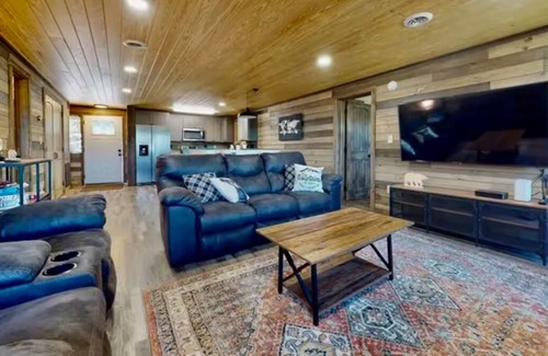 Caton House | Mountain Top Views*2 Master BR* Centrally Located