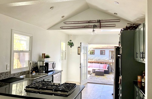 East Colorado Springs House | ☆ Mountain Topaz Getaway☆ Private Home Near Downtown, New Luxury Shower