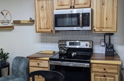 Lake Lure Condo | Mountain Vibes & Morning Brews Studio retreat in Rumbling Bald-HI amenities!