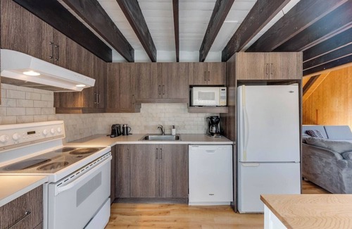 Beaupre Ski Chalet | Mountain View - 4 bedrooms - 13 people