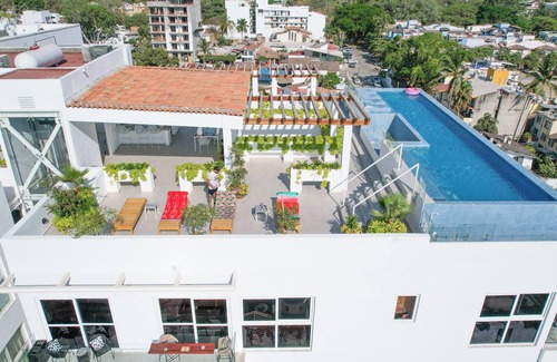 Fluvial Vallarta Apartment | Mountain view Condo + infinity rooftop Pool in foodie district. Fast WiFi